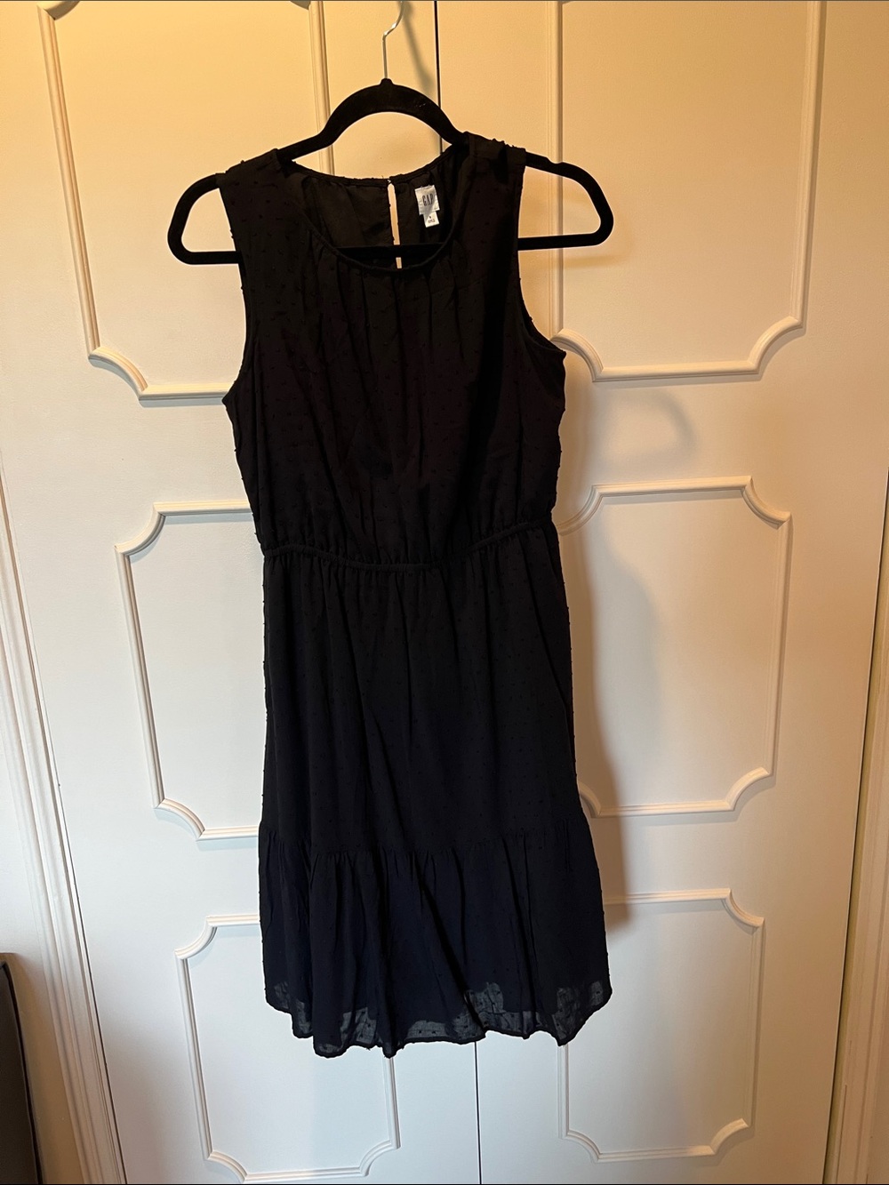 GAP Black Sleeveless Tiered Midi Dress
